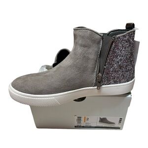 NWT in box, Girls SO Novah Shoes NEW Size 2 Pewter Color.